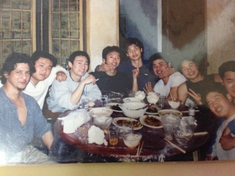 2007 年，卡洛斯·卡斯蒂略（左一）和他的中國朋友在武漢慶祝春節(jié)。圖片由受訪者提供