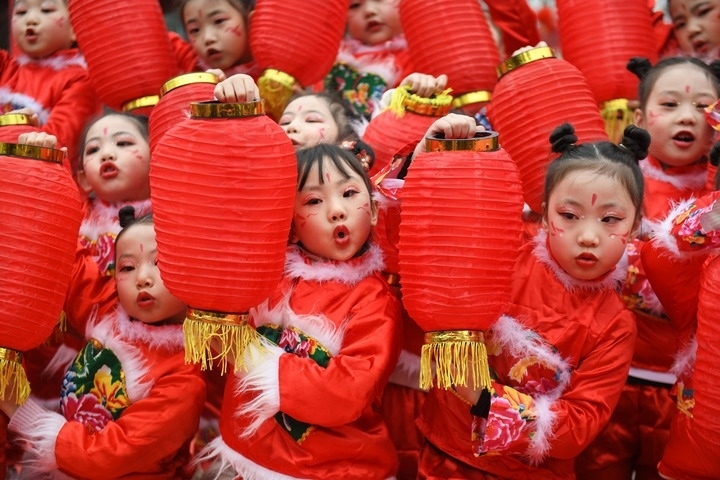 1月18日，四川省閬中市閬中古城，民間藝人和文藝工作者在表演節(jié)目歡度臘八節(jié)，喜迎農(nóng)歷新年。這是參演的小朋友在表演。新華社發(fā)（王玉貴 攝）