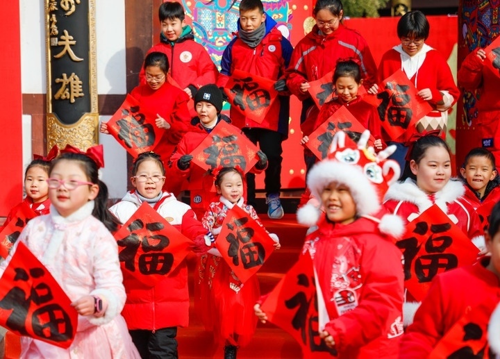 2月2日，小朋友在濟(jì)南五龍?zhí)毒皡^(qū)參加送福字活動(dòng)。新華社發(fā)（徐舟攝）