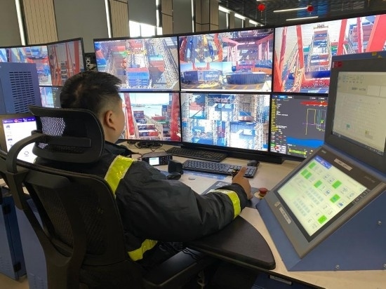 圖為寧波舟山港梅山港區(qū)遠控操作室內，橋吊司機在遠程控制橋吊裝卸。新華社記者魏一駿 攝