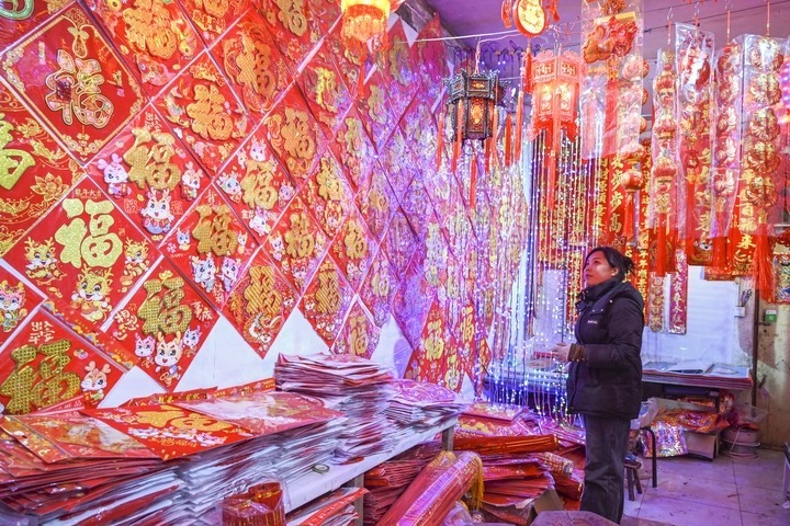 1月21日，在山西省晉中市平遙縣一家市場(chǎng)，市民在選購(gòu)年貨。新華社發(fā)（梁生仁攝）