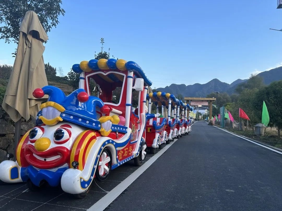2023年10月，金石村集體出資購(gòu)買了兩輛無(wú)軌觀光小火車。紫陽(yáng)縣融媒體中心供圖