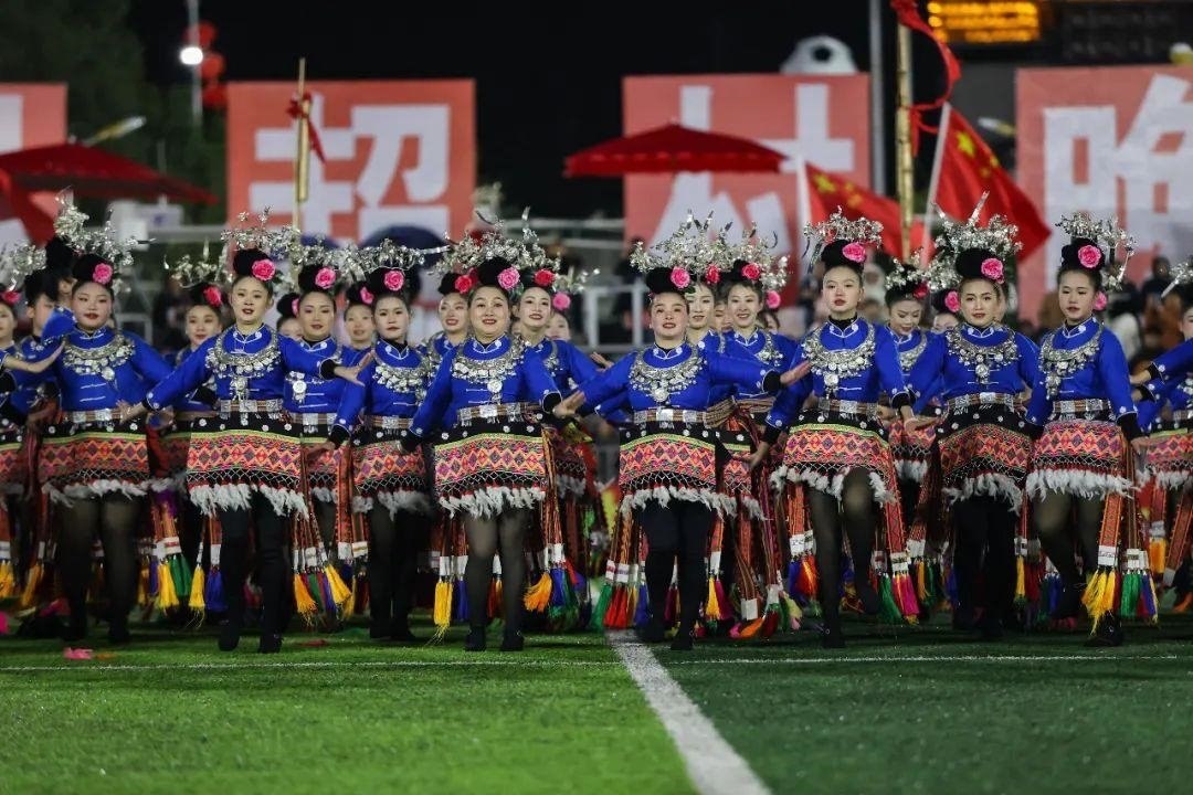 △2024年2月3日，2024年全國“村晚”示范展示活動暨貴州“村超村晚”系列活動之一的民族文化展演，在榕江縣“村超”足球場舉行。