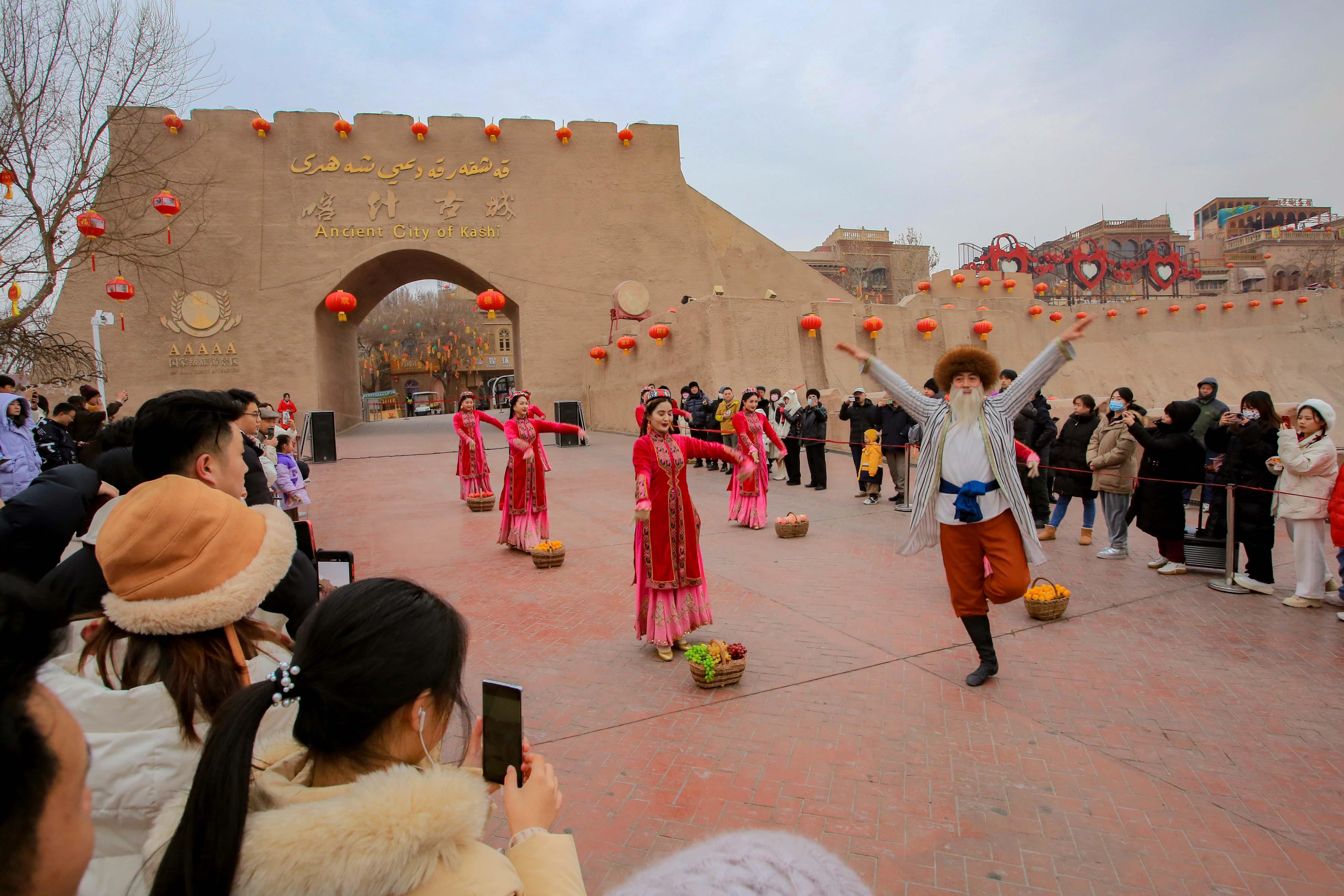 △2024年2月4日，演員在新疆喀什古城入城儀式上表演舞蹈。