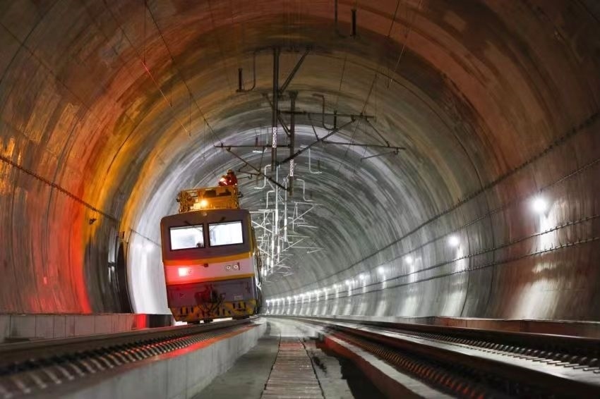 凌晨，接觸網(wǎng)作業(yè)車的燈光紅黃相間。胡鵬攝