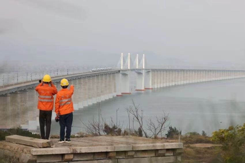 許沖和工友在白天巡視湄洲灣大橋上的供電設(shè)備。胡鵬攝