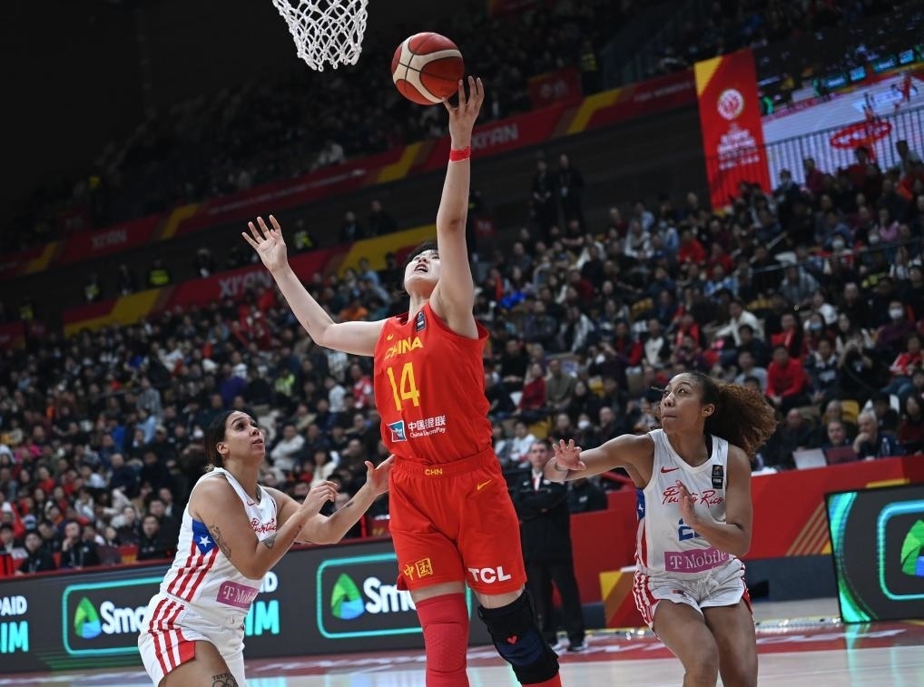 2月11日，中國隊球員李月汝（中）在比賽中上籃。新華社記者 李一博 攝