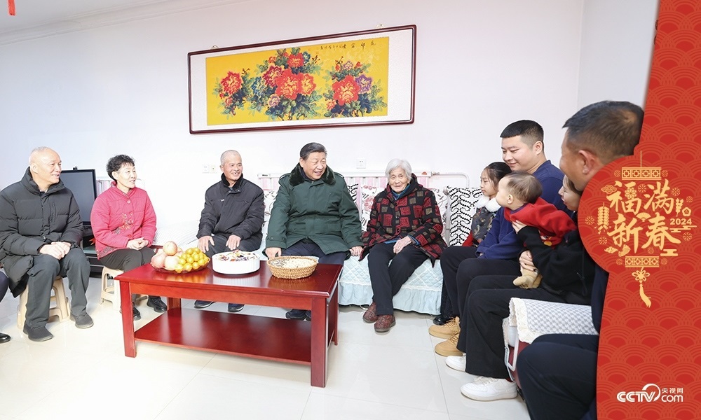 2024年2月1日，習(xí)近平總書記在天津市西青區(qū)辛口鎮(zhèn)第六埠村考察時(shí)，同村民杜洪剛一家人親切拉家常。