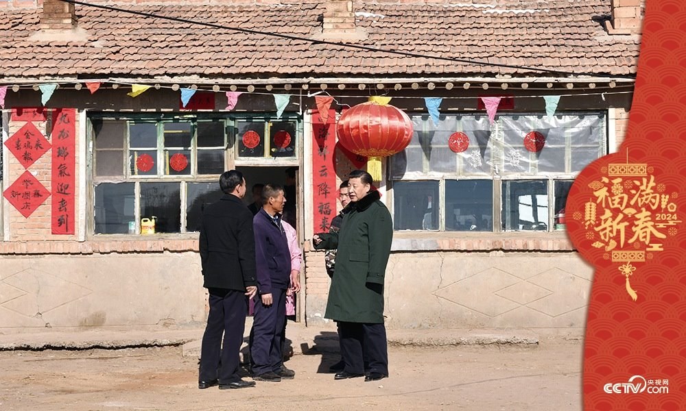 2017年1月24日，習(xí)近平總書記在河北省張家口市張北縣小二臺(tái)鎮(zhèn)德勝村村民徐學(xué)海家中看望。