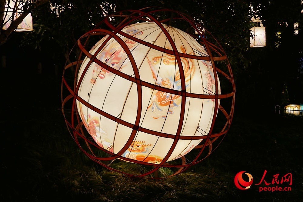 白鷺洲公園展出的燈彩作品。人民網(wǎng)記者 韋衍行攝