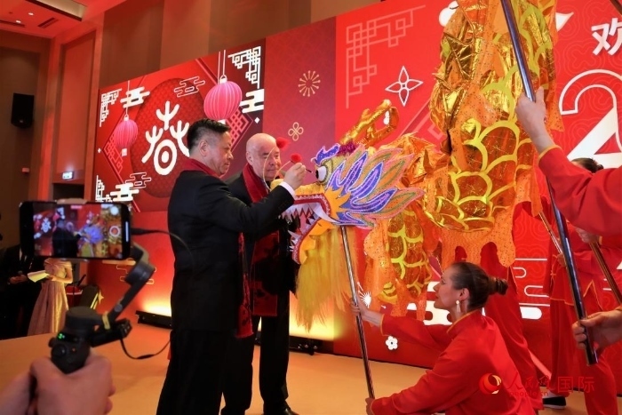 張漢暉（左）、施威特科（右）共同為彩龍點睛。于子恒攝