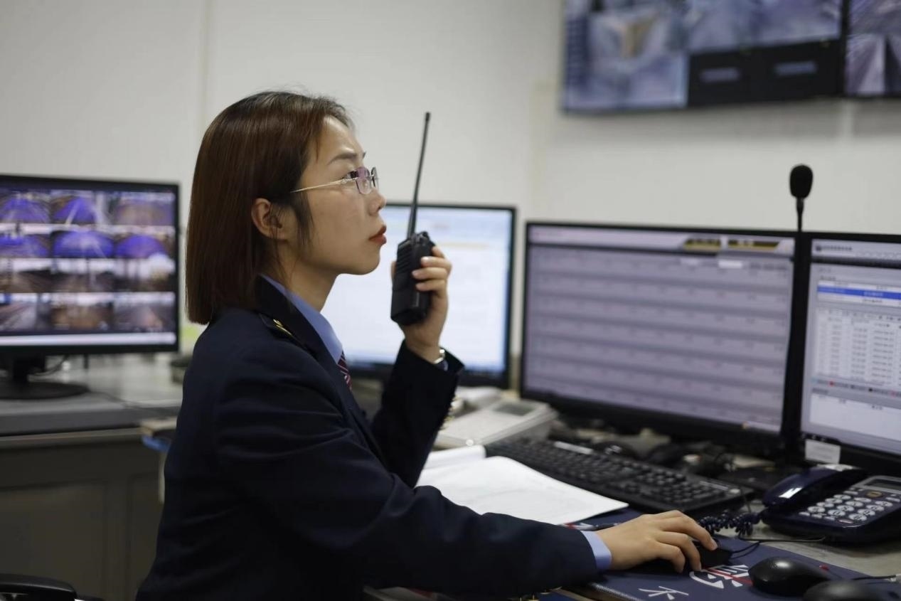 張華正在使用對講機溝通客運工作情況。蔡紫妍攝