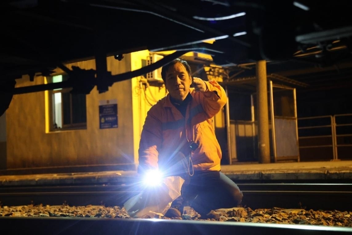 凌晨2點，李金饒正在檢查關(guān)門車。陸佳駿攝