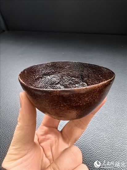 用橘子皮制成的碗。人民網(wǎng)記者 周雯攝
