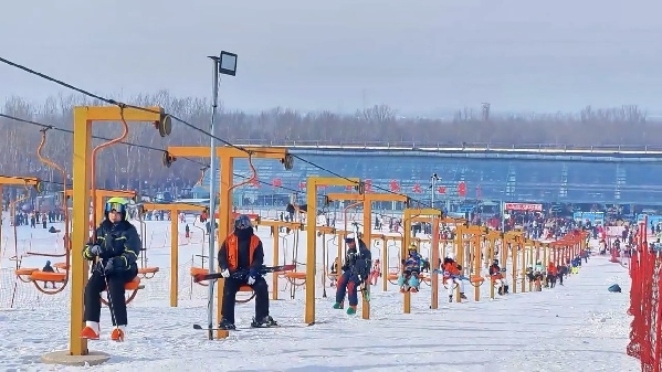 新春走基層｜滑雪場(chǎng)上過(guò)春節(jié)！冰城“冷資源”變成“熱經(jīng)濟(jì)”