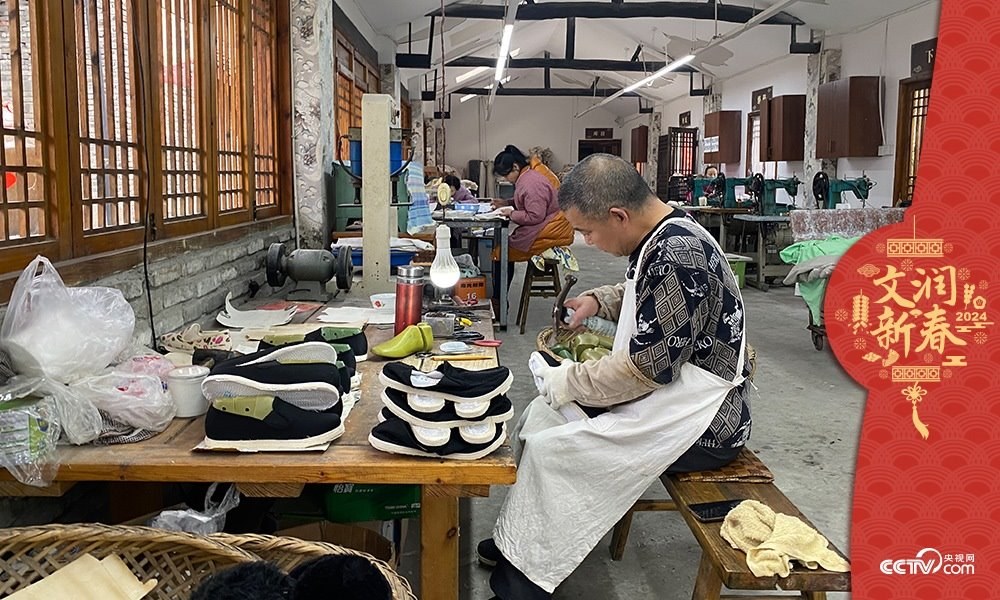 唐昌布鞋坊內(nèi)的工人正在趕制布鞋。王凡攝