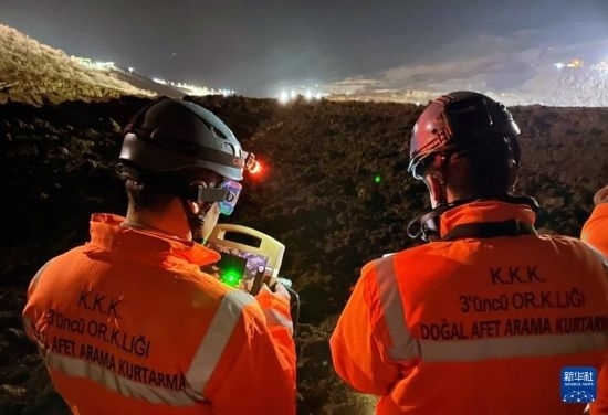 2月13日，救援人員在土耳其東部埃爾津詹省伊利奇區(qū)礦難現(xiàn)場(chǎng)工作。新華社發(fā)（穆斯塔法·卡亞攝）