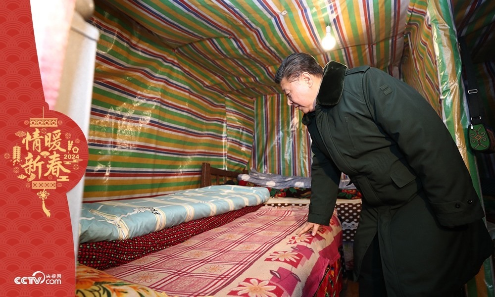 2018年2月11日，習(xí)近平總書(shū)記在四川三河村貧困戶(hù)吉好也求家中看望。