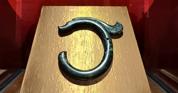 紅山文化C形玉龍。人民網(wǎng)記者 韋衍行攝