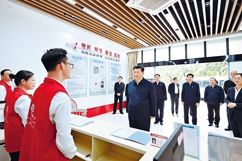 2023年12月14日至15日，中共中央總書記、國家主席、中央軍委主席習(xí)近平在廣西考察。這是14日上午，習(xí)近平在南寧市良慶區(qū)蟠龍社區(qū)黨群服務(wù)中心考察。 新華社記者 燕雁/攝