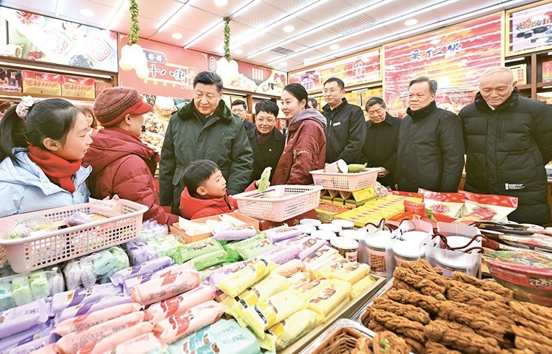 2024年2月1日至2日，中共中央總書記、國家主席、中央軍委主席習(xí)近平來到天津，看望慰問基層干部群眾。這是1日下午，習(xí)近平在天津古文化街考察時(shí)，走進(jìn)店鋪同現(xiàn)場群眾互動(dòng)交流。 新華社記者 謝環(huán)馳/攝