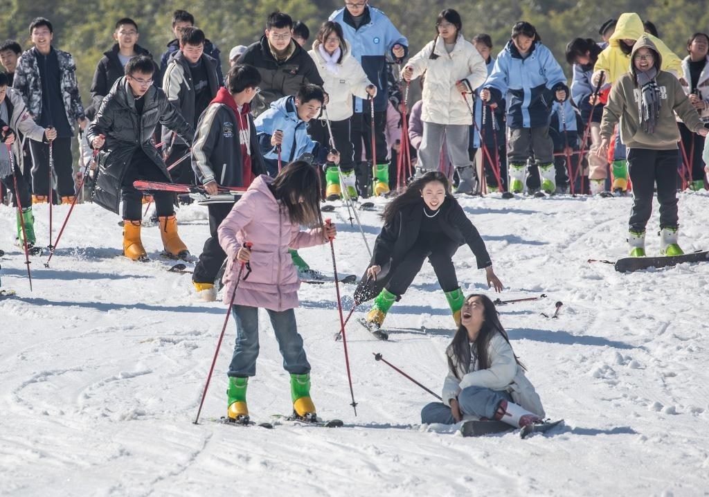游客在重慶市南川區(qū)金佛山北坡滑雪場(chǎng)滑雪（2023年11月22日攝）。新華社發(fā)（瞿明斌攝）