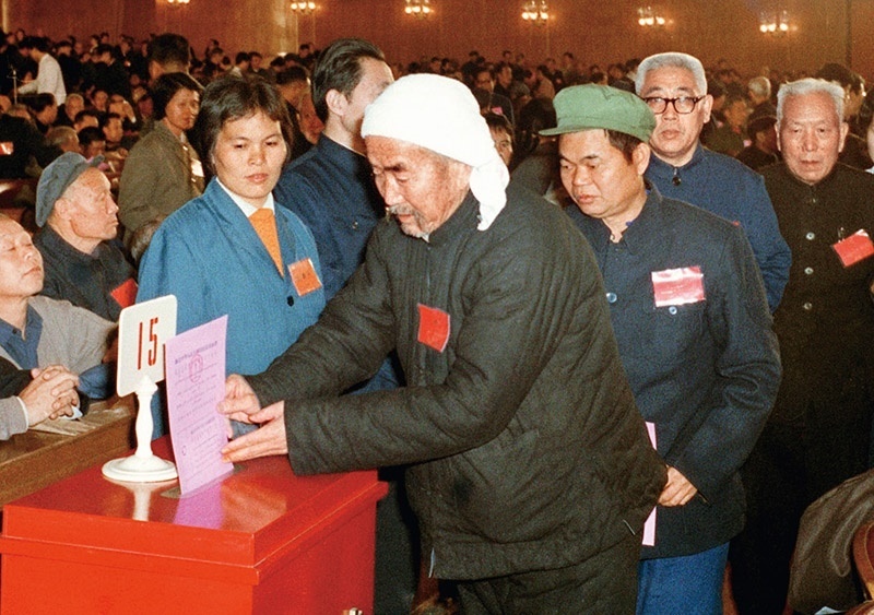 我國現(xiàn)行憲法于1982年12月4日由第五屆全國人大第五次會議通過并公布施行。根據(jù)改革開放和社會主義現(xiàn)代化建設(shè)的實(shí)踐和發(fā)展，全國人大于1988年、1993年、1999年、2004年、2018年先后5次作出必要的、也是十分重要的修正。圖為出席第五屆全國人民代表大會第五次會議的代表投票表決《中華人民共和國憲法》（資料照片）。 新華社發(fā)