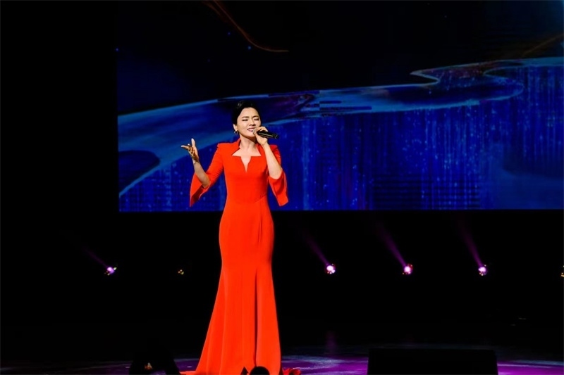 女高音歌唱家陳思思演唱《但愿人長(zhǎng)久》。趙 靖攝