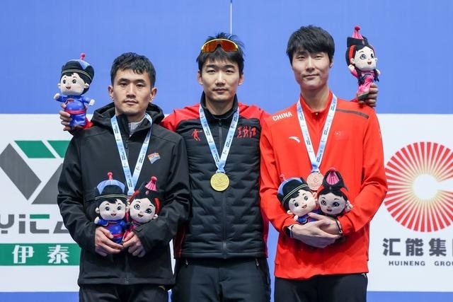 1月12日，“十四冬”速度滑冰（公開(kāi)組）男子500米比賽，冠軍黑龍江隊(duì)選手高亭宇（中）、亞軍遼寧隊(duì)選手楊濤（左）、季軍河北隊(duì)選手李添龍?jiān)陬C獎(jiǎng)儀式上合影。新華社記者 王楷焱 攝