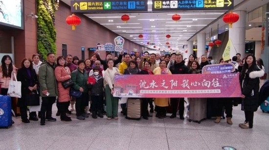 2月11日，一批馬來西亞游客抵達(dá)沈陽桃仙國際機(jī)場。新華社發(fā)