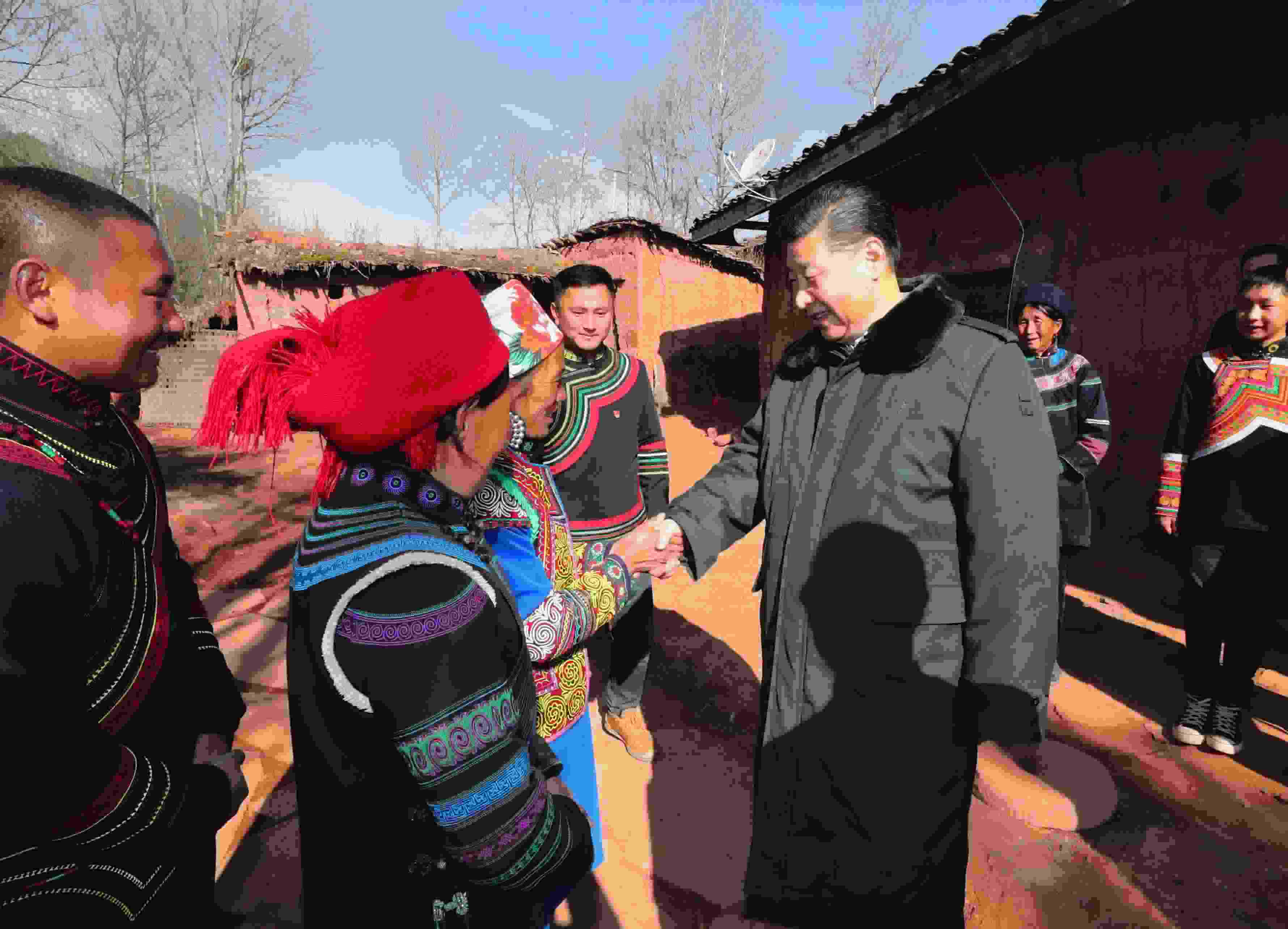 △ 2018年2月11日，習(xí)近平總書記驅(qū)車2個(gè)多小時(shí)，從四川西昌市來到位于大涼山深處的昭覺縣三岔河鄉(xiāng)三河村、解放鄉(xiāng)火普村，走進(jìn)彝族貧困群眾家中，看實(shí)情、問冷暖、聽心聲，同當(dāng)?shù)馗刹咳罕姽采叹珳?zhǔn)脫貧之策。