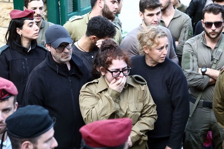 1月23日，在以色列特拉維夫的一處公墓，人們參加一名以色列士兵的葬禮。新華社發(fā)（吉德翁·馬科維奇攝/基尼圖片社）