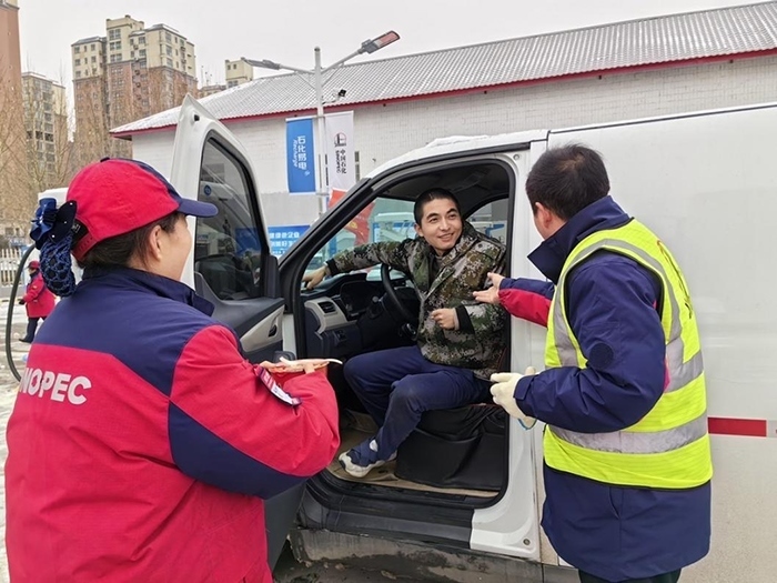 加能站員工為雪天到站充電的司機(jī)送來泡面并邀請他到站里休息。受訪者供圖