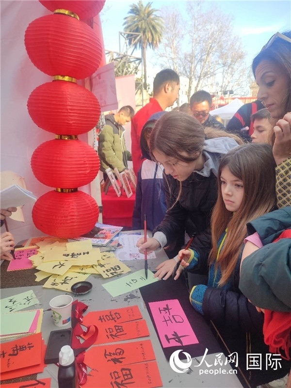 羅馬當(dāng)?shù)孛癖妼h字充滿興趣。人民網(wǎng)記者鄭彬攝