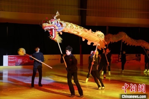 當(dāng)?shù)貢r(shí)間2月17日晚，作為農(nóng)歷甲辰龍年“歡樂(lè)春節(jié)”系列活動(dòng)之一，別具特色的青少年冰上春晚在加拿大多倫多舉行。圖為青少年表演冰上舞龍。 中新社記者 余瑞冬 攝