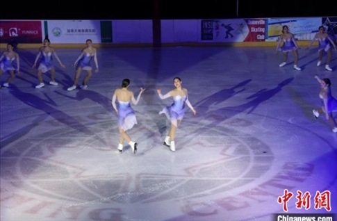 當(dāng)?shù)貢r(shí)間2月17日晚，青少年冰上春晚在加拿大多倫多舉行。圖為曾獲加拿大全國(guó)冠軍的一支青少年花滑隊(duì)進(jìn)行集體自由滑表演。 中新社記者 余瑞冬 攝