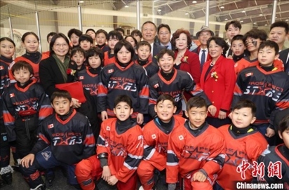 當(dāng)?shù)貢r(shí)間2月17日晚，青少年冰上春晚在加拿大多倫多舉行。圖為中國(guó)駐多倫多總領(lǐng)事羅偉東和主辦方代表、與會(huì)嘉賓與“未來(lái)之星”冰球隊(duì)華裔少年冰球手們合影。 中新社記者 余瑞冬 攝