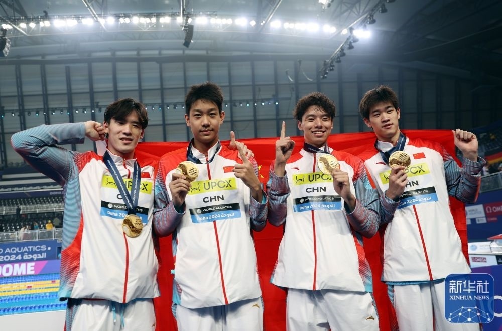 2月11日，2024年多哈游泳世錦賽男子4×100米自由泳接力決賽，中國(guó)隊(duì)選手王浩宇、張展碩、季新杰和潘展樂（從左到右）在頒獎(jiǎng)儀式后合影慶祝。新華社記者 雒圓 攝