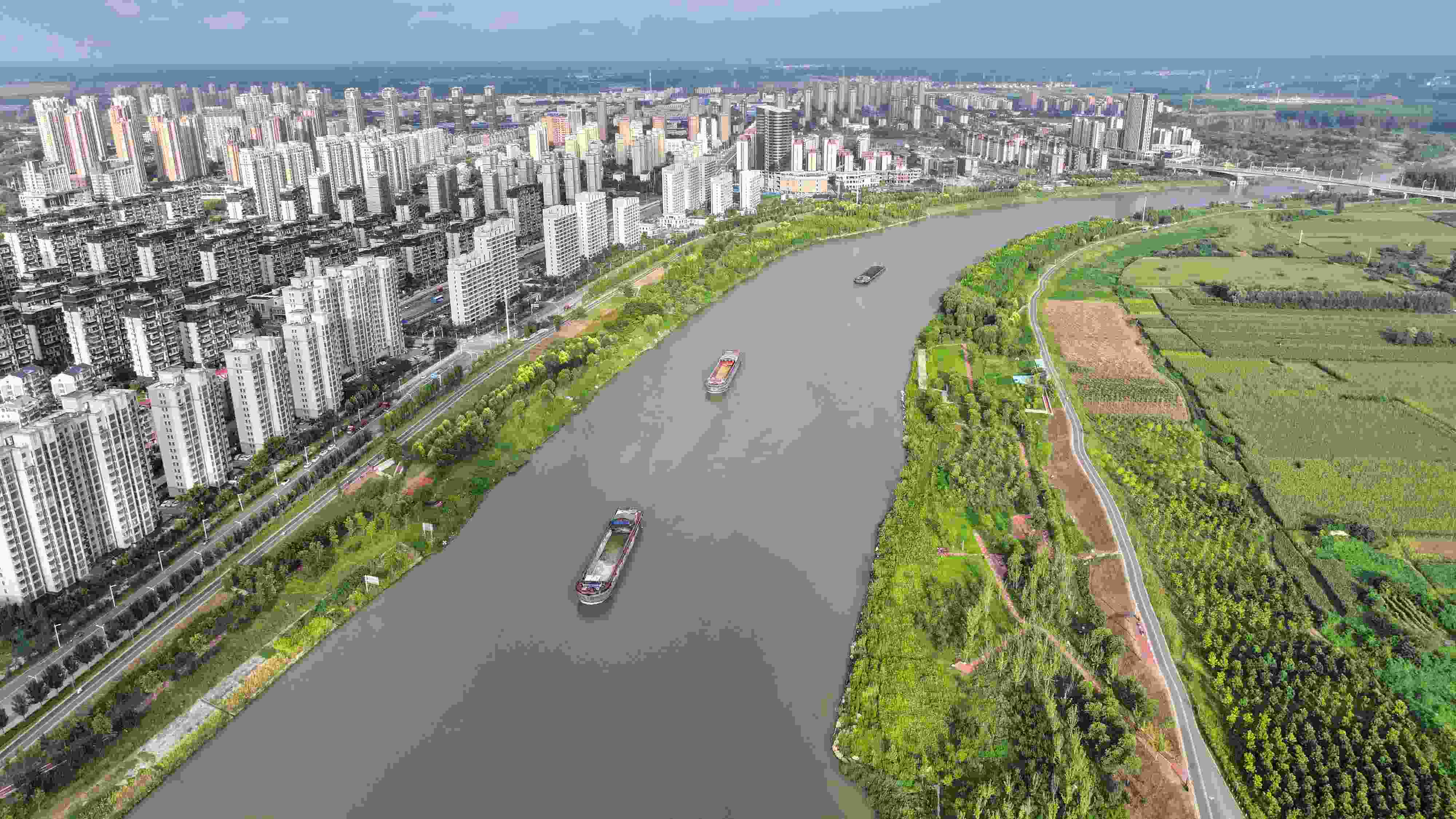 △ 2023年8月21日，安徽阜陽(yáng)，初秋時(shí)節(jié)，界首城市建設(shè)與沙潁河水系、橋梁和綠植相映襯，構(gòu)成一幅生態(tài)宜居的美麗畫卷。