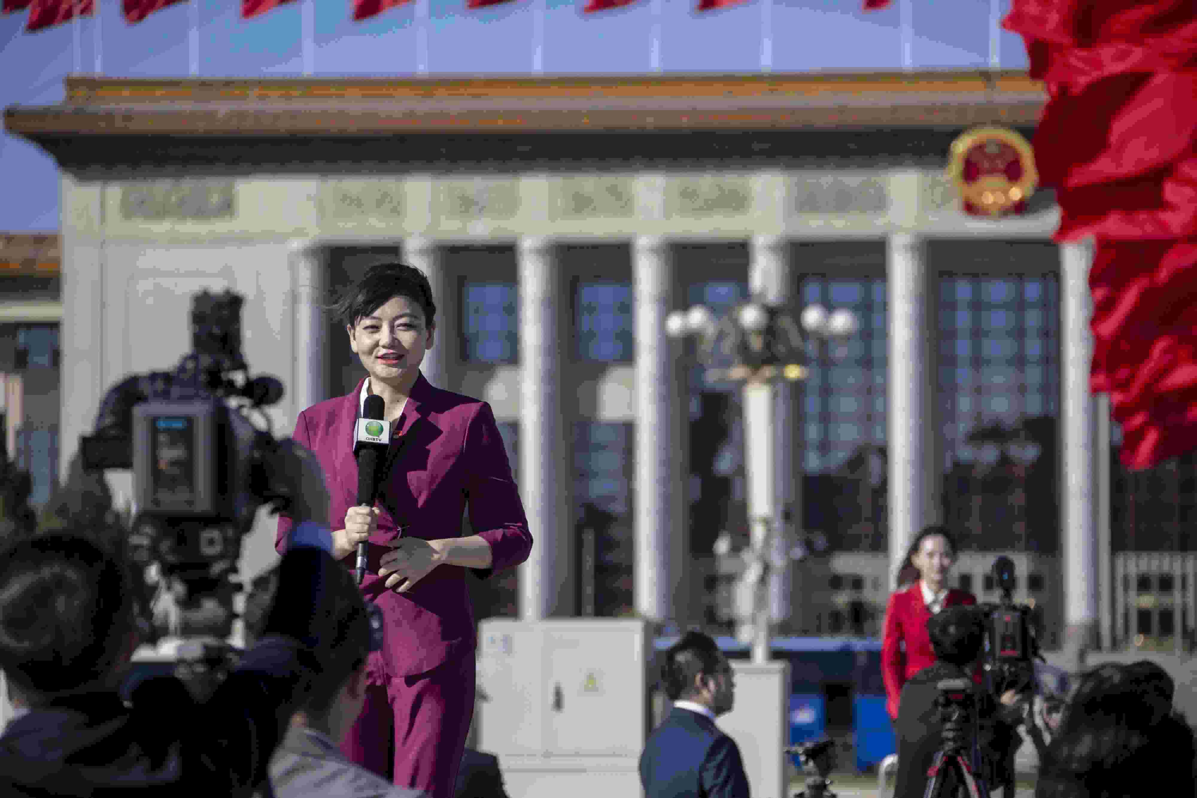 △ 2022年10月22日，北京人民大會(huì)堂，中國(guó)共產(chǎn)黨第二十次全國(guó)代表大會(huì)勝利閉幕，媒體記者戶外進(jìn)行現(xiàn)場(chǎng)報(bào)道。