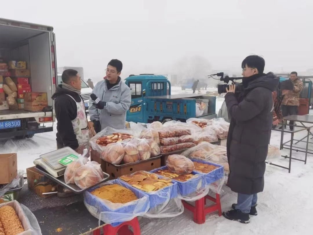 △ 2024年1月1日，在中央廣播電視總臺(tái)中央電視臺(tái)《新年新愿》報(bào)道中，遼寧營(yíng)口鲅魚(yú)圈區(qū)大集賣餅干的小哥憨態(tài)可掬的表情、生機(jī)勃勃的臉龐、充滿煙火氣的新年愿望，讓他火爆出圈。