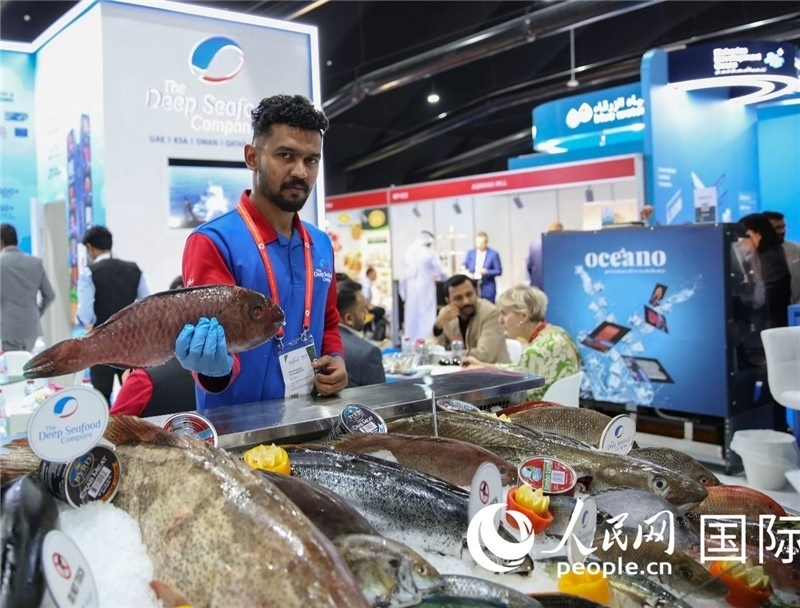 海灣食品展上，一位展商在展示海產(chǎn)品。人民網(wǎng) 塔里克·易卜拉欣攝