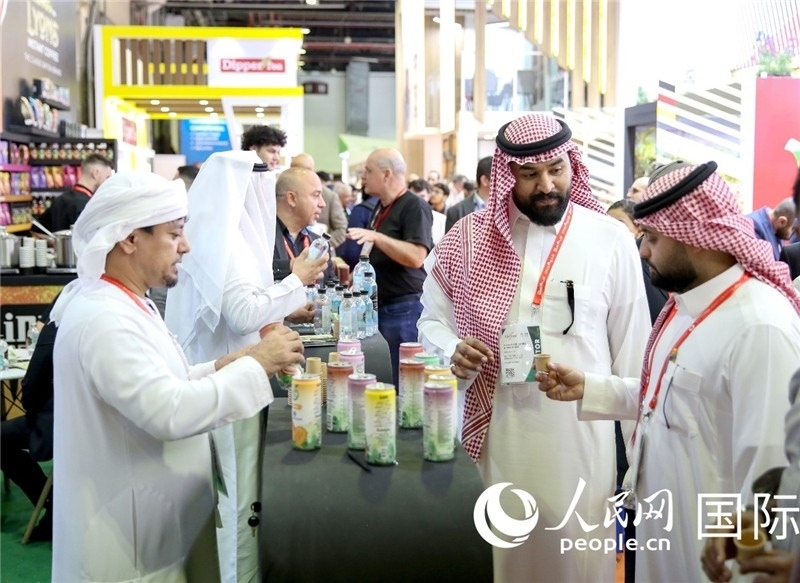 圖為專業(yè)觀眾在海灣食品展飲料展區(qū)參觀。人民網(wǎng) 塔里克·易卜拉欣攝