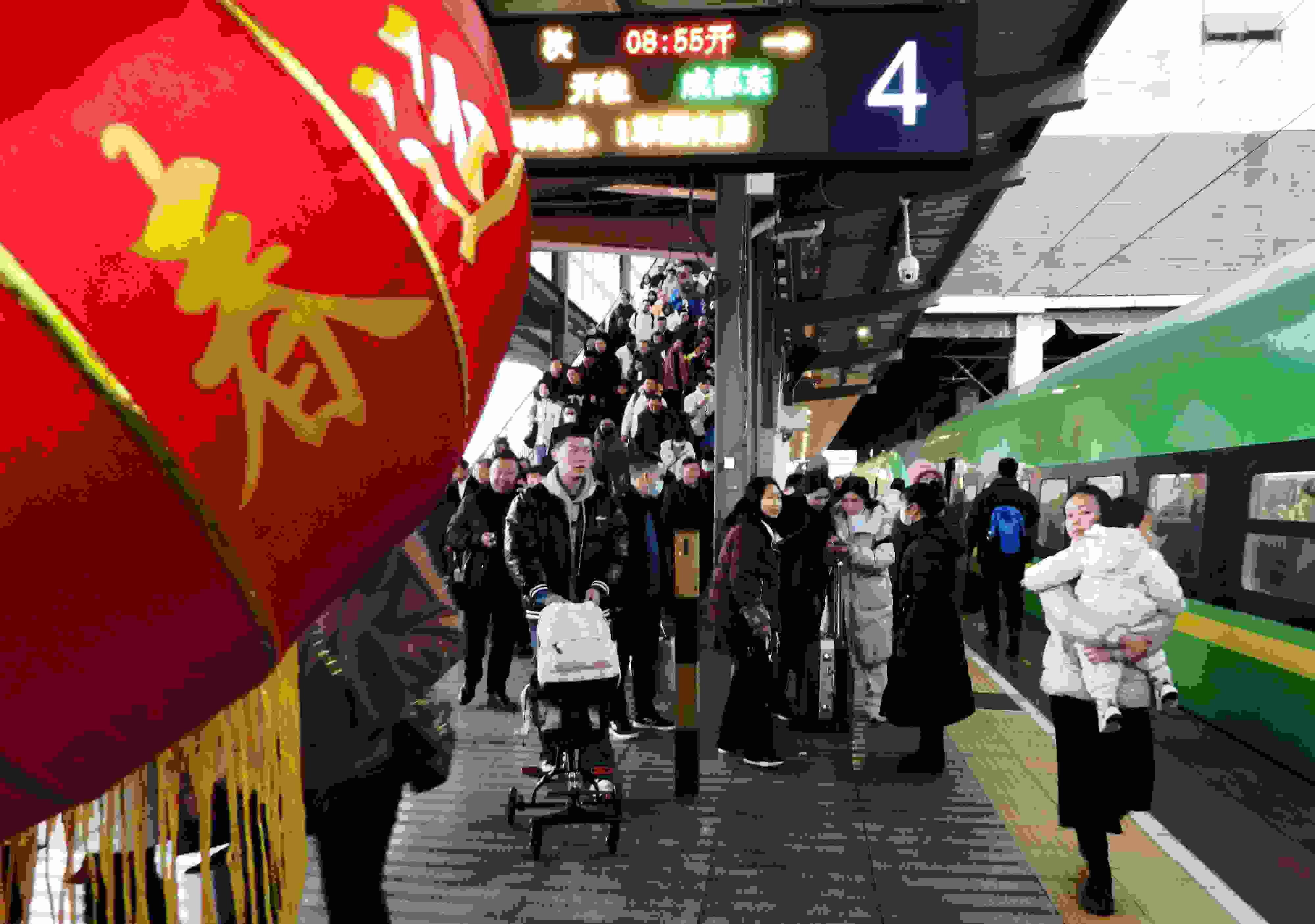 △ 2024年1月26日，四川省達(dá)州市車站，準(zhǔn)備乘坐“復(fù)興號”動車組列車出行的旅客。