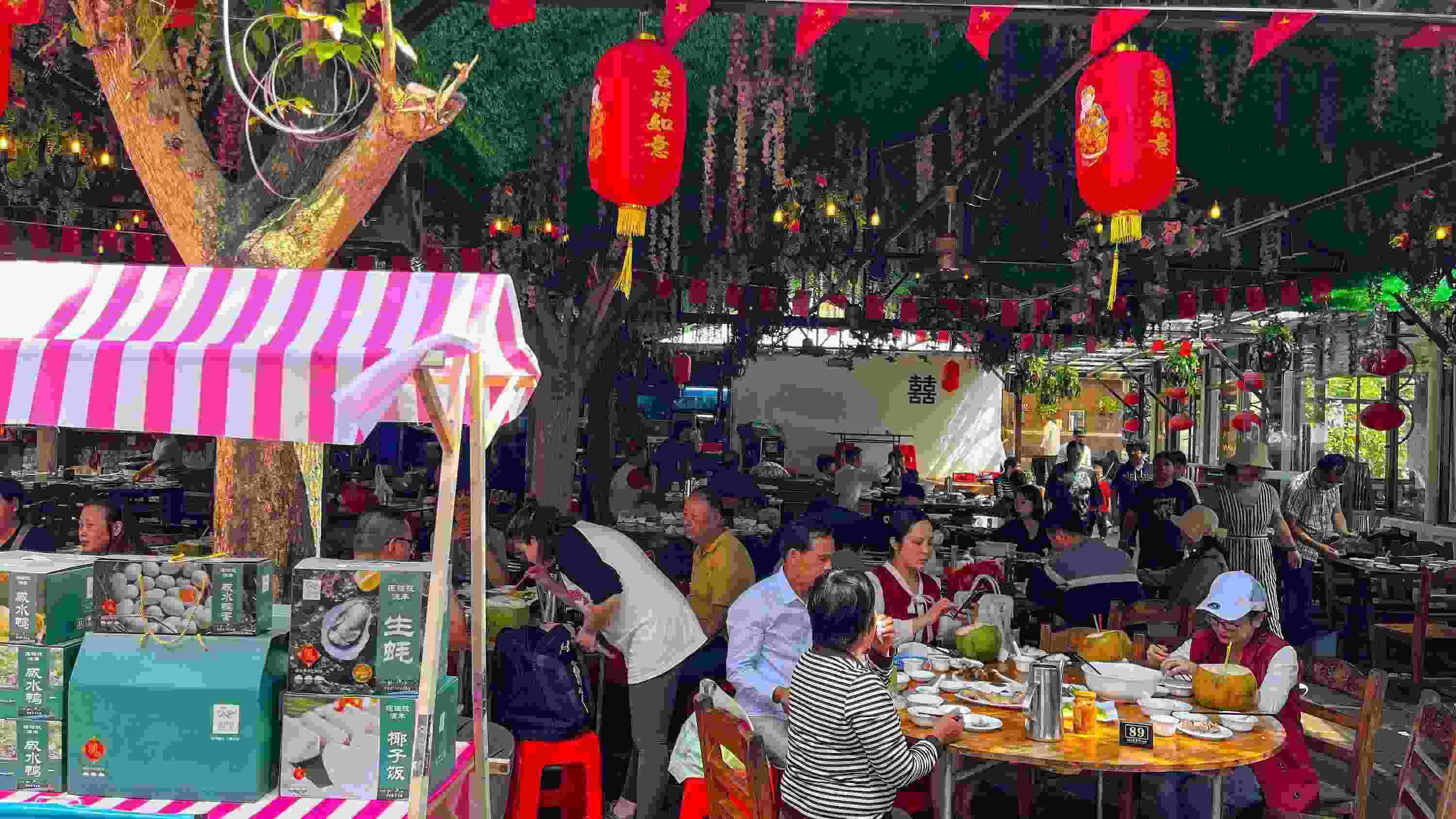 △ 2024年2月17日，春節(jié)假期最后一天，海口鄉(xiāng)村旅游持續(xù)火爆，眾多游客前往漁家樂品嘗特色海鮮和鄉(xiāng)村美食。