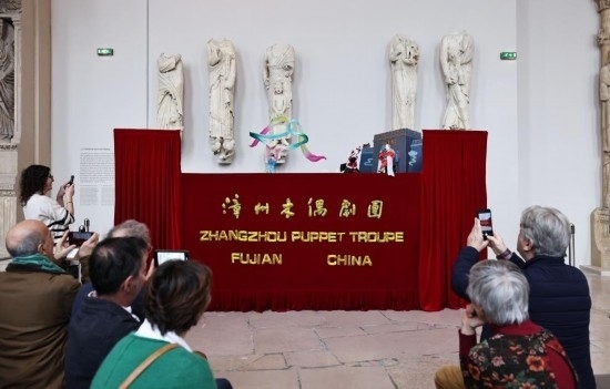 2月10日，在位于法國巴黎埃菲爾鐵塔附近的“建筑與遺產(chǎn)之城”博物館，觀眾欣賞漳州布袋木偶戲。新華社記者高靜攝