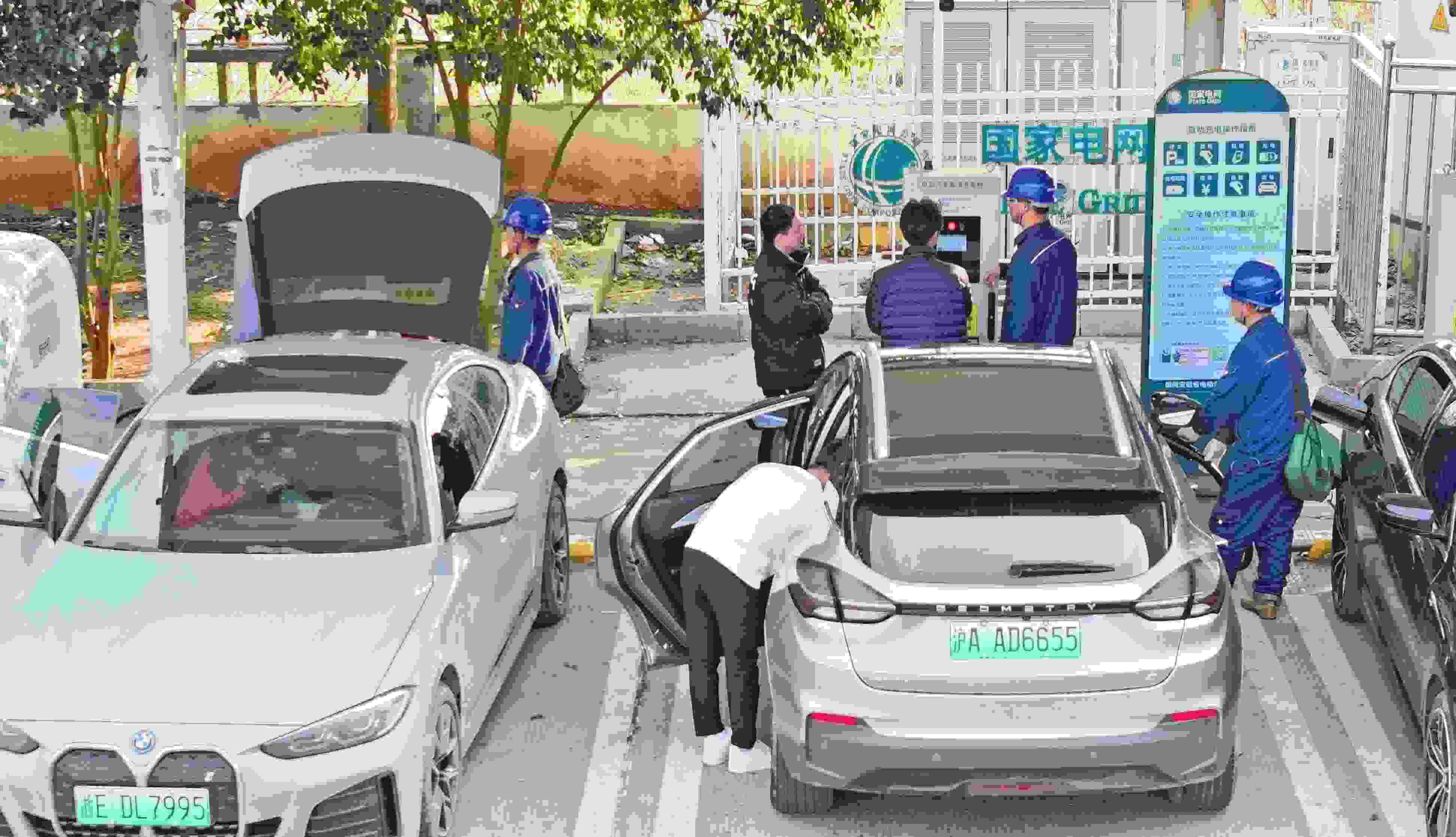 △ 2024年2月17日，安徽滁州來安縣大英鎮(zhèn)境內(nèi)的G36寧洛高速曹莊服務(wù)區(qū)，滁州市供電公司工作人員協(xié)助電動汽車車主高效解決充電中遇到的問題。