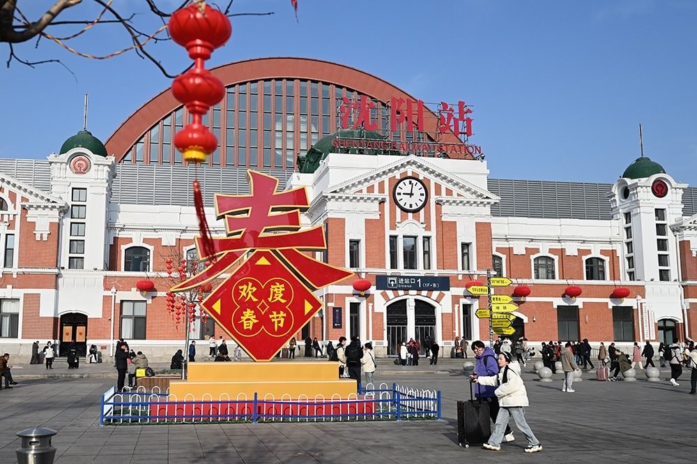 △ 2024年2月17日，沈陽站，人們拉著大大小小的行李箱，踏上了龍年新征程。