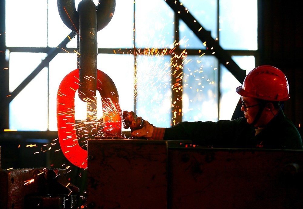 △ 2024年2月17日，青島市，即墨區(qū)靈山街道一家錨鏈企業(yè)，工人正在忙碌。