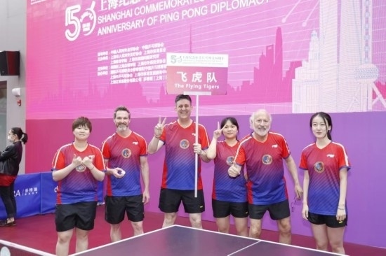 2021年，歐君廷（左三）參加上海紀念中美乒乓外交50周年活動